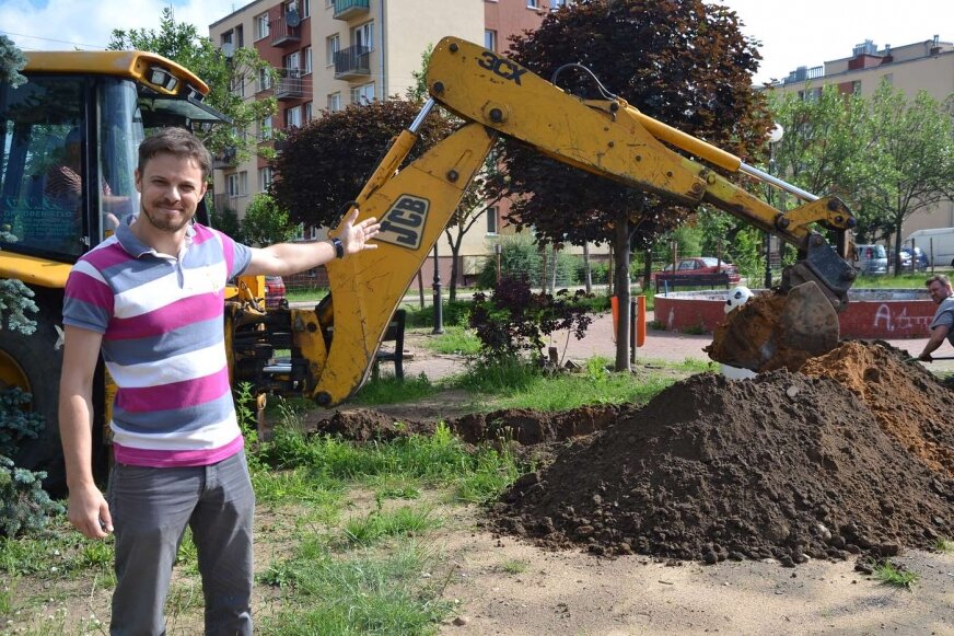 Marcin Słowek dyrektor ds. technicznych Geotermii Mazowieckiej wskazuje miejsce rozpoczętej właśnie inwestycji, budowy tężni. 
