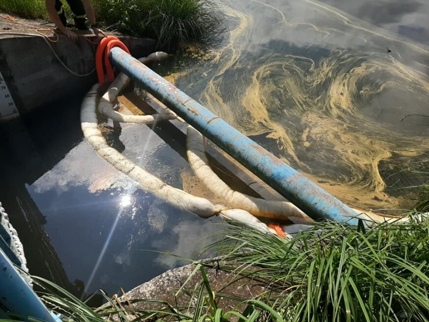 Na zbiorniku rozłożono rękawy sorpcyjne i bariery, które mają zapobiec dalszemu rozlewaniu się ropy po zbiorniku.  