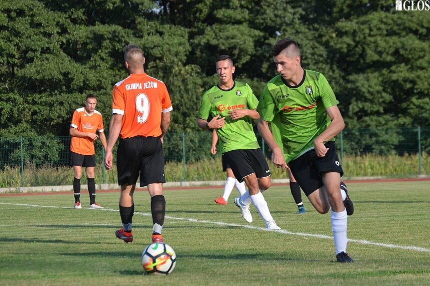 Piłkarze zespołów z powiatu skierniewickiego na udział w meczu o stawkę czekają ponad 7 miesięcy. 
