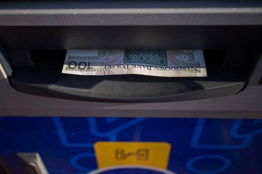 Skierniewice: Kto wypłacił z bankomatu gotówkę i zapomniał zabrać?