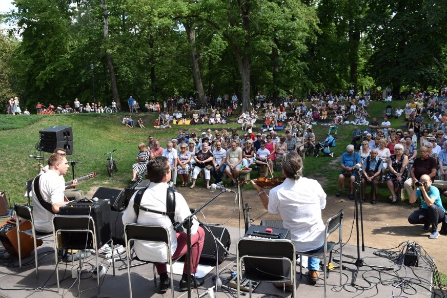 W poprzednich edycjach niedzielne koncerty w parku gromadziły wielu miłośników muzyki klasycznej. 