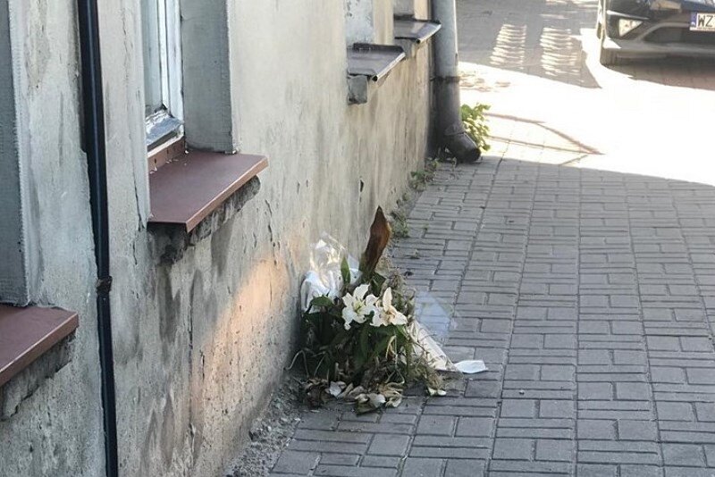 Ulica Jasna w Żyrardowie, kwiaty dla tragicznie zmarłej kobiety. 