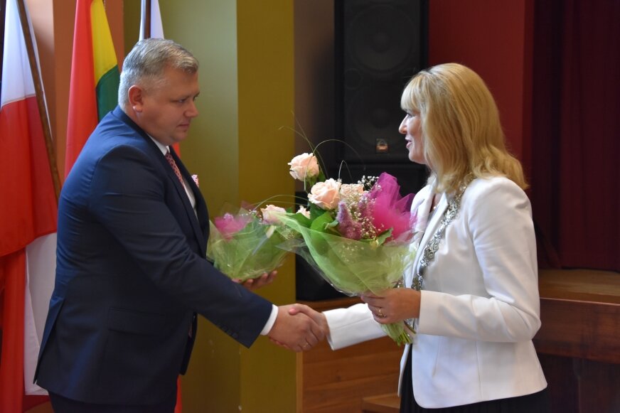 Po głoswaniu nad wotum zaufania dla wójta, Anna Czajka, przewodnicząca rady gminy wręczyła kwiaty Markowi Sałkowi. 