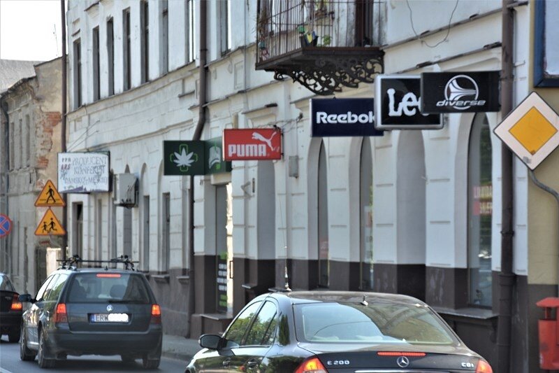 Logo z konopnym liściem pojawiło się nad jedną z ulic w Rawie Mazowieckiej. Powiew wielkiego świata? 