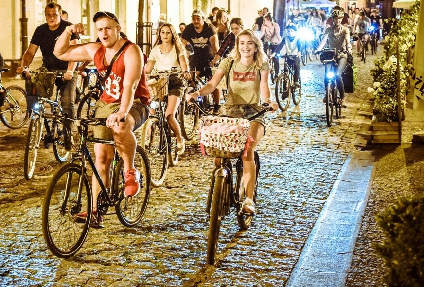 Nocne rowerowanie w Skierniewicach. Jesteś na zdjęciu? [FOTO]