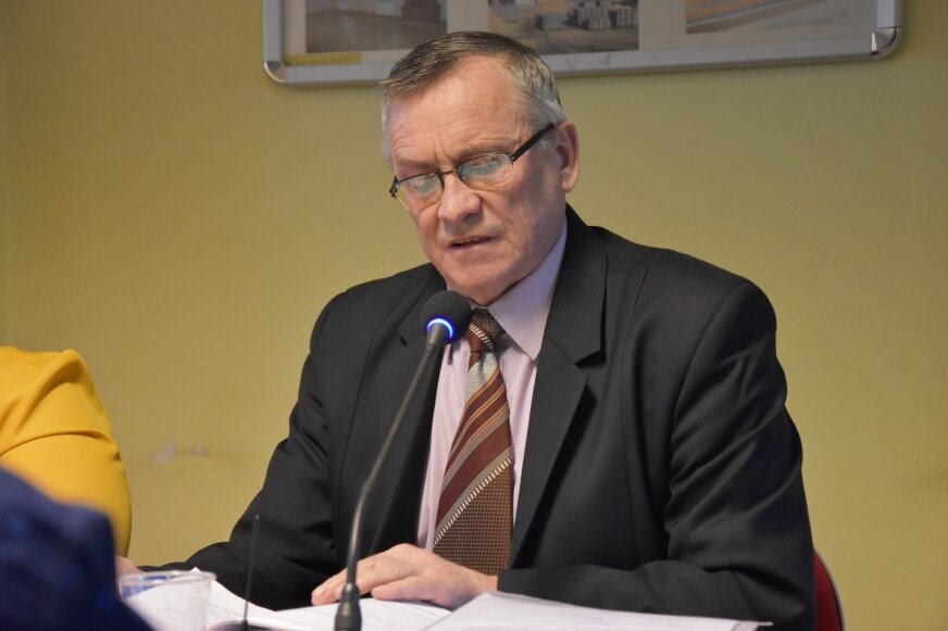 Zbigniew Biernat, radny gminy Skierniewice podtrzymuje swoje zdanie, że urząd nie zasługuje na ośmieszanie. 