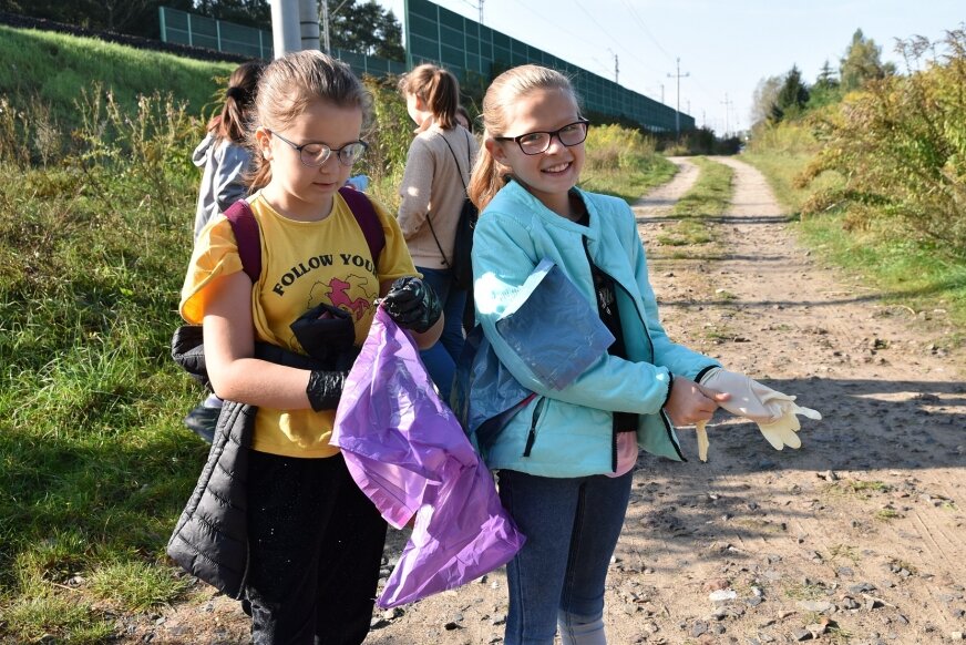 Ochotnikom dopisują humory i sprzyja pogoda. Spacer nad Rawką w sobotnie przedpołudnie to także doskonała forma relaksu po całym tygodniu nauki i pracy. 