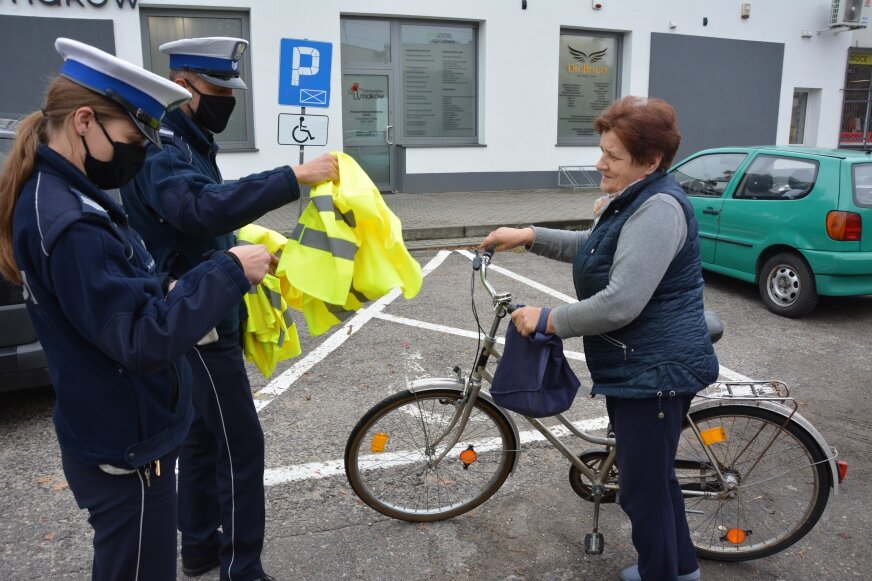 Policjanci rozdawali odblaski przechodniom w gminie Maków