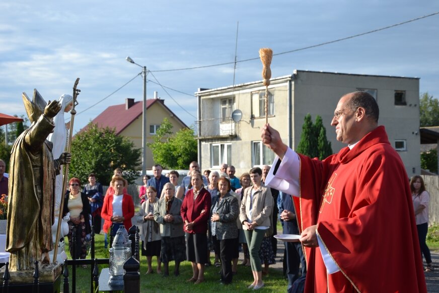 Proboszcz bialskiej parafii walczy z koronawirusem, zdjęcie z uroczystości poświęcenia krzyża w Teodozjowie. 