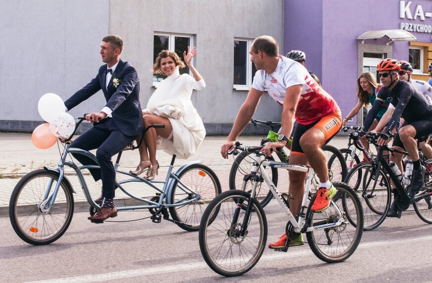  Mariusz i Iwona dojechali do ślubu tandemem. Nie udałoby się to bez uprzejmości Andrzeja Dubla – właściciela roweru. 