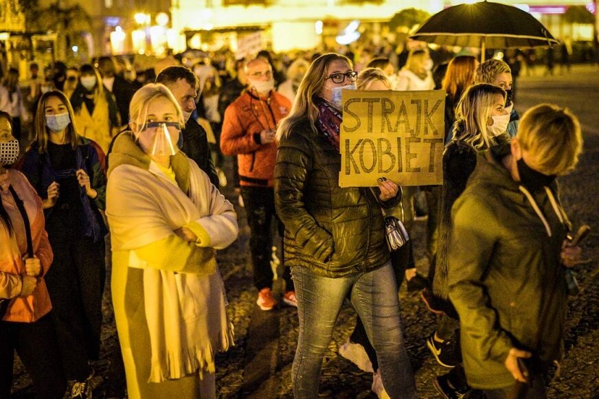 Strajk kobiet w Skierniewicach. Tłum skandował: ***** ***! [ZDJĘCIA, FILM]