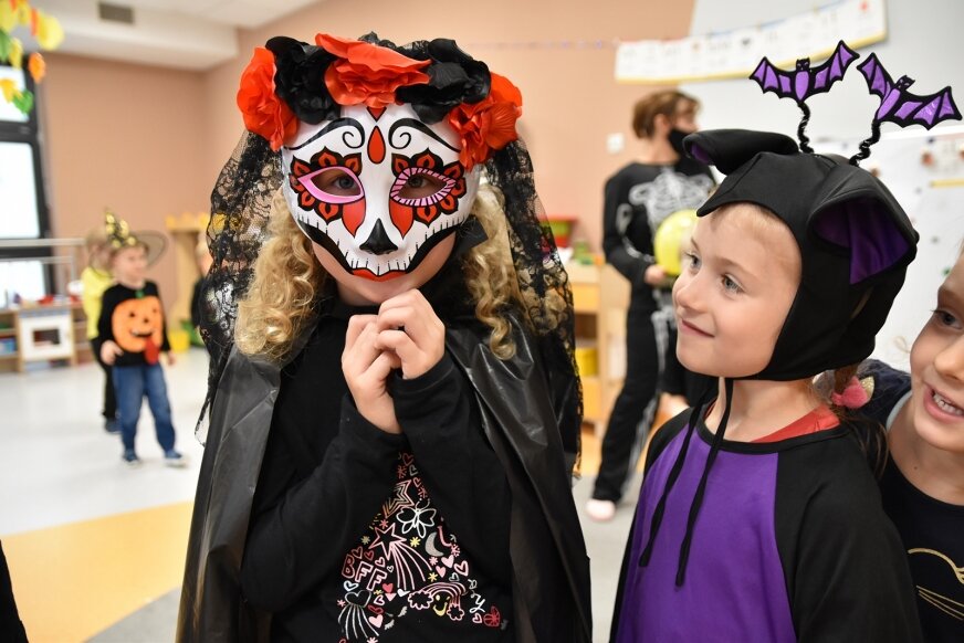 Uczestnicy zabaw w Halloween przebierają się za czarownice, duchy, zakładają maski. 