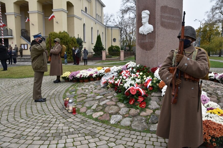 Skierniewice: Uczczono 102 rocznicę odzyskania przez Polskę niepodległości