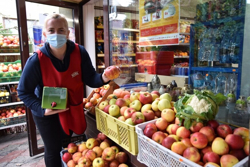 – Widać, że ludzie starają się wzmocnić swoją odporność, kupują owoce i soki dla podtrzymania zdrowia – mówi Anna Kowalczyk, właścicielka jednego ze sklepów na osiedlu Rawka. 