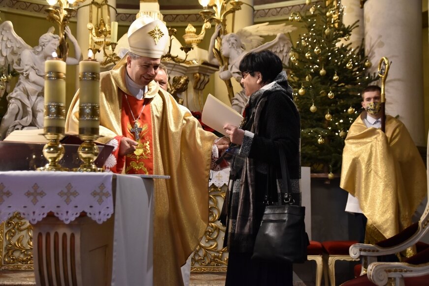 Biskup Wojciech Osial wręczając pani Marii Nowak Krzyż Świętej Wiktorii docenił jej całokształt pracy. 