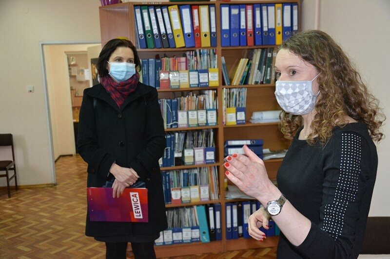 Ilona Kurpiewska, kierownik rawskiej placówki (z prawej) opowiedziała posłance Anicie Sowińskiej o pracy placówki. 