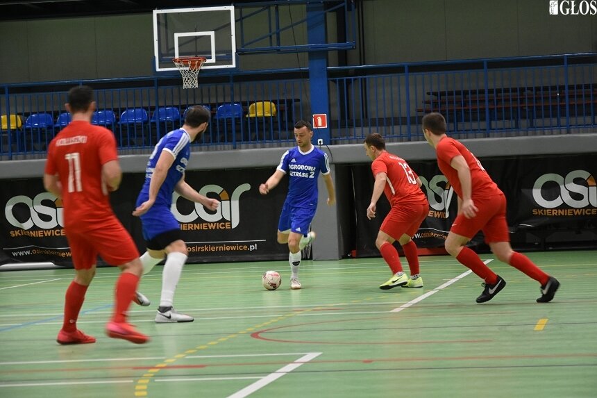 W I i II PAKOBUD Skierniewickiej Lidze Futsalu piłkarze mają jeszcze do rozegrania po cztery kolejki. 