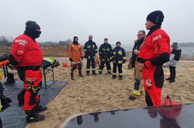 Strażacy z Bolimowa trenowali swoją kondycję fizyczną i umiejętności na zamarzniętej tafli zbiornika wodnego.  
