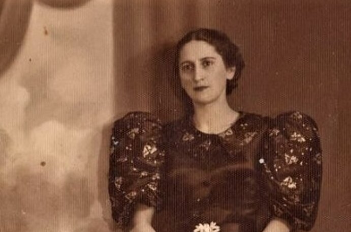 Na zdjęciu prawdopodobnie Władysława Pawłowska, która w roku 1926 wzięła ślub z handlowcem Franciszkiem Szalewiczem. Franciszek pochodził z Rawy Mazowieckiej. 