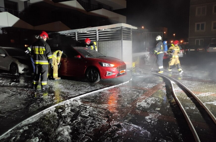 Spłonęły dwa samochody w Skierniewicach