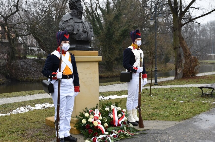 Pod pomnikiem Jana Kozietulskiego na bulwarze Przyjaźni Polsko-Francuskiej zainaugurowano obchody 200 rocznicy śmierci Jana Kozietulskiego. 