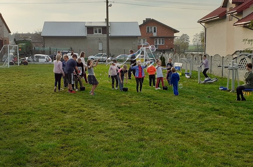 W Jankowicach dzięki pieniądzom przeznaczonym na granty sołeckie powstało boisko, a także siłowania i plac zabaw dla dzieci. To właśnie tutaj lokalna społeczność spędza wolny czas.   