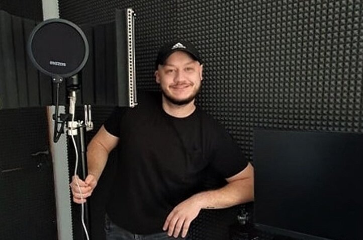 Kacper Wlazło znany jest przez wielu, jako iluzjonista Wlazlosky, założył w Żelaznej studio nagrań.