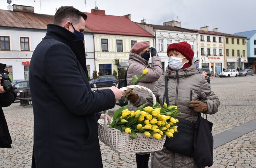 Nie brakuje życzeń i symbolicznego tulipana od prezydenta Skierniewic Krzysztofa Jażdżyka dla każdej z pań. 