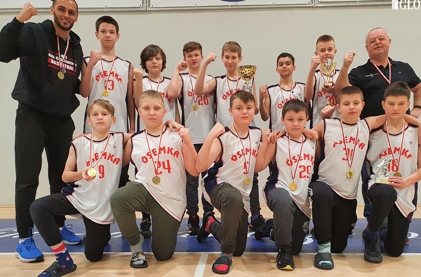 Zespół młodzików MKS Ósemka po zwycięstwie w weekendowym turnieju. 