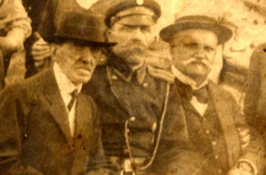 Dziedzic dóbr Cieladz Antoni Wolff (pierwszy z lewej) na zawodach pożarniczych w Rawie Mazowieckiej.
 
