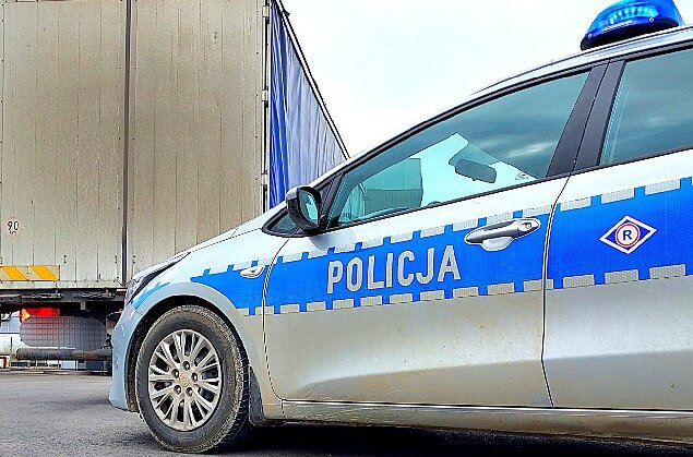 Prokurator zastosował wobec mężczyzny dozór policji połączony z zakazem prowadzenia wszelkich pojazdów mechanicznych. Zatrzymali kierowcę ciężarówki, który przemierzał trasę S-8 z Huty Zawadzkiej w kierunku Wrocławia. 