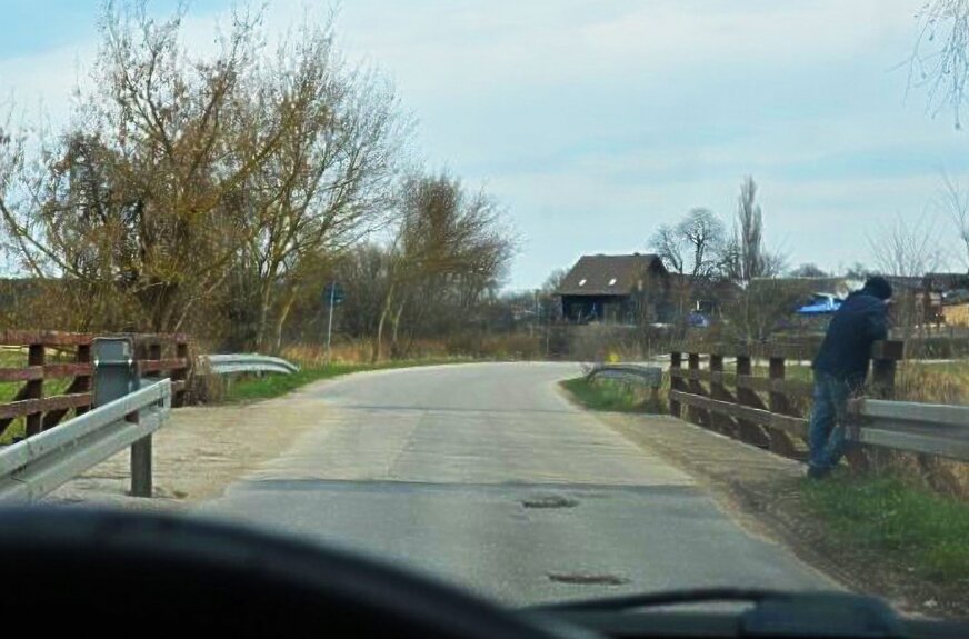 Dla kierowców, którzy jadą pierwszy raz przez most w Żydomicach, przeprawa jest niemal atrakcją. 