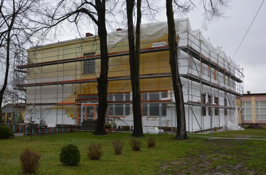 Mała szkoła w Makowie jest jednym z budynków, który będzie poddany termomodernizacji. 