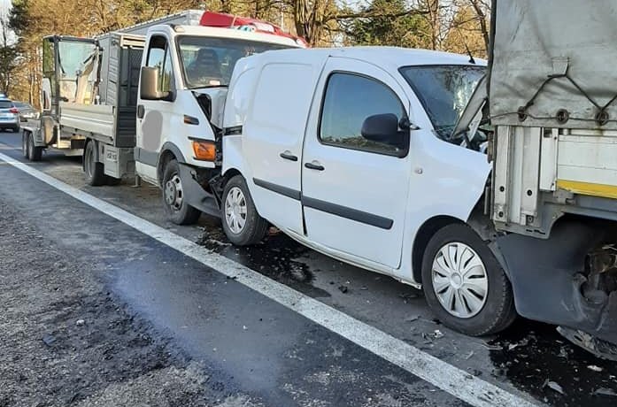 22-letni kierowca iveco uderzy w tył renaulta. Jego kierowca 46-latek został przewieziony do szpitala