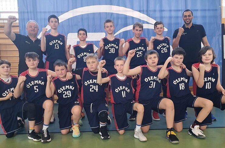 Zespół młodzików MKS Ósemka awansował do ćwierćfinału mistrzostw Polski i będzie gospodarzem turnieju, który rozegrany zostanie w Skierniewicach. 