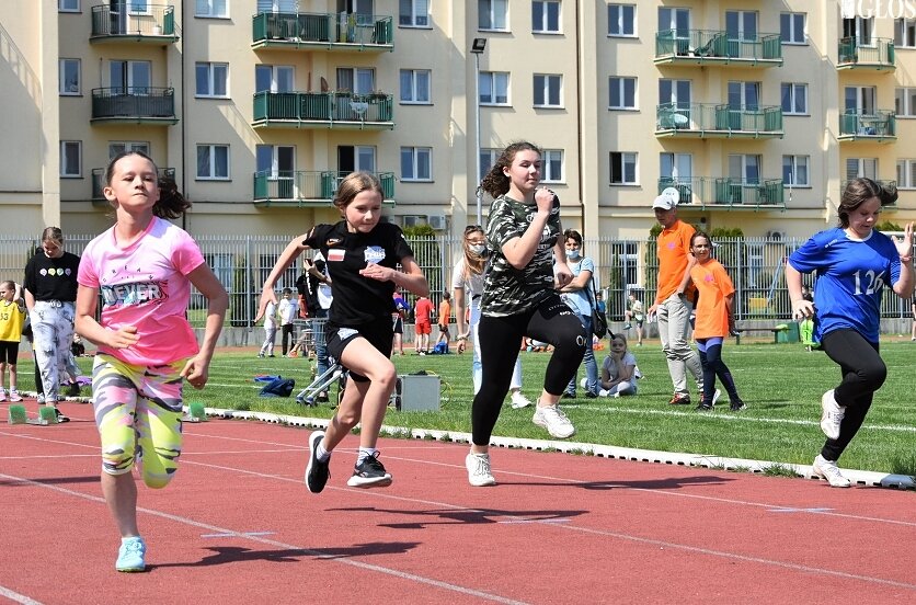 Młodzież ze szkół podstawowych rozpoczęła wiosenne starty w ramach cyklu Czwartki
i lekkoatletyczne.

 