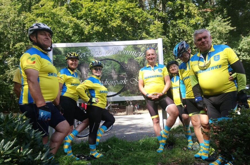 W rodzinnych Skierniewicach pan Jacek jest członkiem grupy rowerowych zapaleńców, którzy nazwali się Luzakami. Na rowerach jeżdżą cały rok. W czerwcu Luzaki szykują się na dłuższy, tygodniowy wyjazd w Bory Tucholskie.  