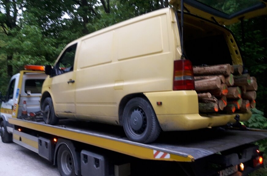 Samochód wraz ze skradzionym drewnem został zabezpieczony, trafił na policyjny parking. 