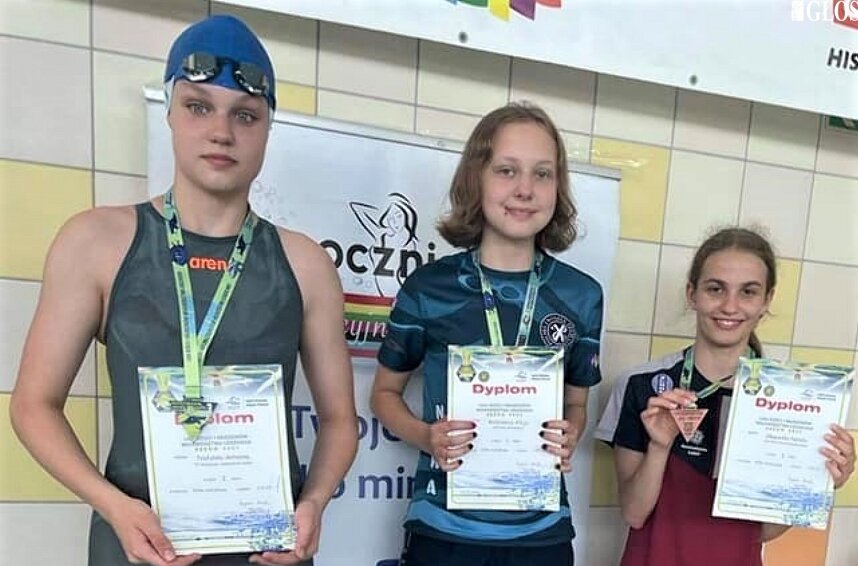 Młodzi pływacy UKS Nawa zakończyli przedwakacyjne starty. Kolejne dopiero we wrześniu. Na zdjęciu Alicja Rodziewicz, która wywalczyła dwa złote medale w konkurencjach indywidualnych oraz dwa złote w rywalizacji sztafet. 