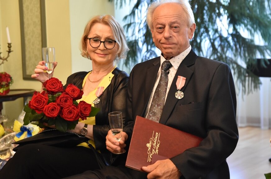 Zadowoleni, uśmiechnięci i wciąż bardzo szczęśliwi. Ewa i Zbigniew Jędrzejewscy to jedna z pięciu par świętujących dziś (27.06) jubileusz 50-lecia małżeństwa. 