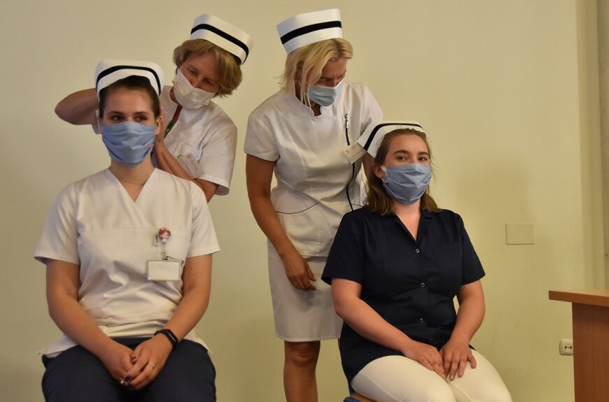 Pięlęgniarskie czepki przypinały absolwentkom uczelni pielęgniarki ze skierniewickiego szpitala. 