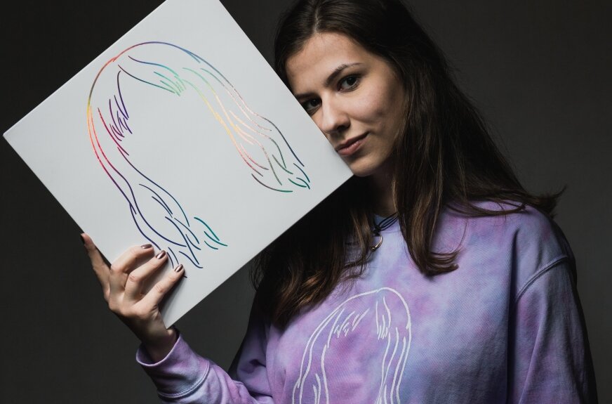 Maria Stolarek w przerobionej bluzce z ulubionym artystą Ralphem Kamińskim. 