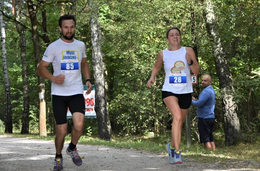 Porankowy Półmaraton Leśny odbędzie się w Skierniewicach po raz trzeci. Na zdjęciu (z prawej) Katarzyna Hołownicka, która  w minionym roku uplasowała się na podium rywalizacji w kategorii pań. 
