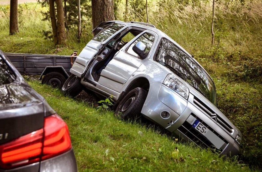 Samochód w rowie na ulicy Fabrycznej