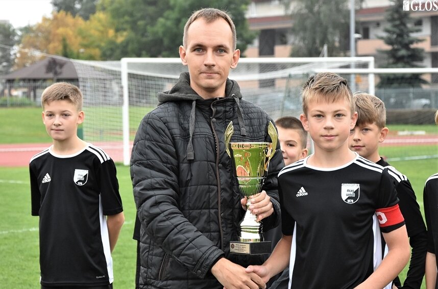 Młodzicy Widoku przegrali w sobotę (25.09) z liderem I ligi wojewódzkiej, Lechią Tomaszów Mazowiecki. Przed meczem odebrali puchar za zwycięstwo w lidze okręgowej w poprzednim sezonie. 