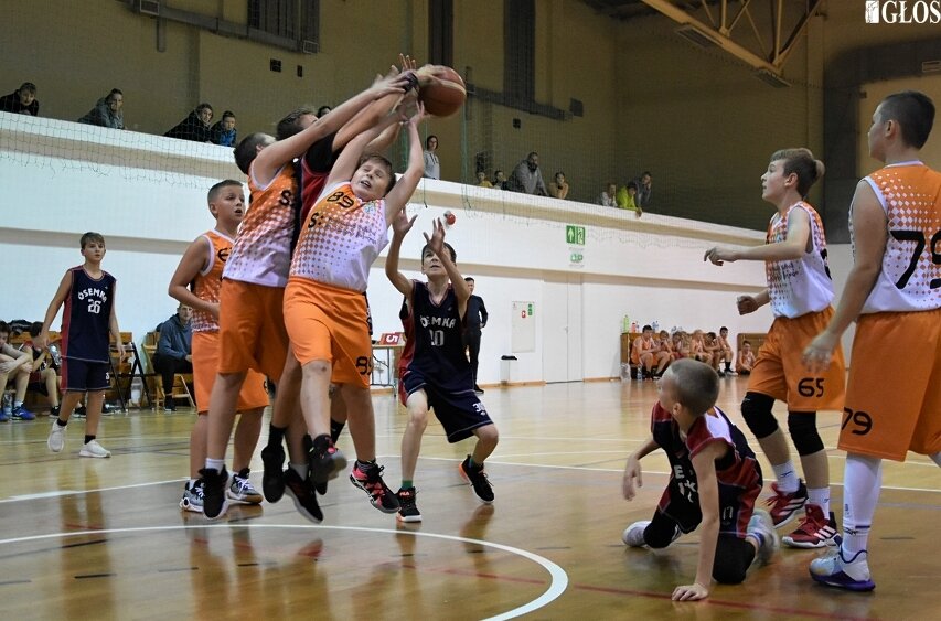 W meczu inaugurującym rozgrywki sezonu 2021/2022 w koszykarskiej lidze młodzików U13 Ósemka pokonała AZS. 