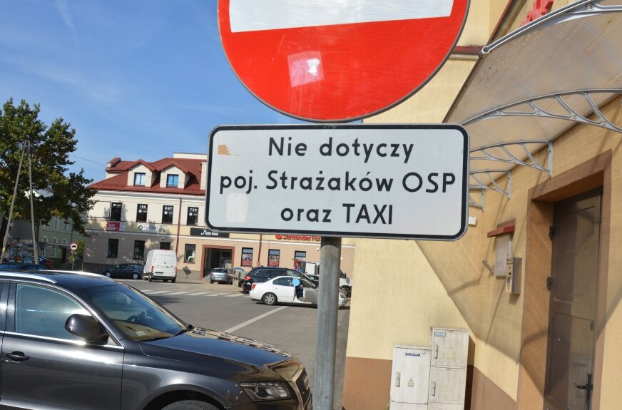 Teren przed remizą OSP w Rawie Mazowieckiej to nie parking.  