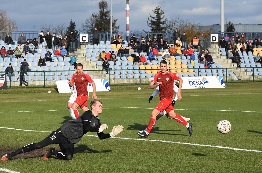 Unia Skierniewice pokonała Legionovię 1:0. Dla gospodarzy było to 11 zwycięstwo w sezonie, dla gości dopiero 2 porażka. 