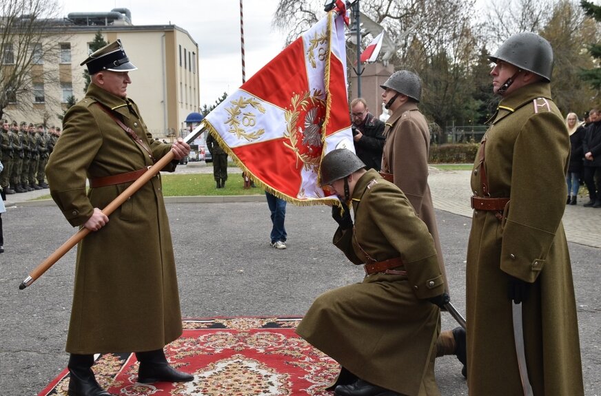 Poświęcony sztandar odebrał Piotr Paradowski, prezes Stowarzyszenia Tradycji 26 Skierniewickiej Dywizji Piechoty. 