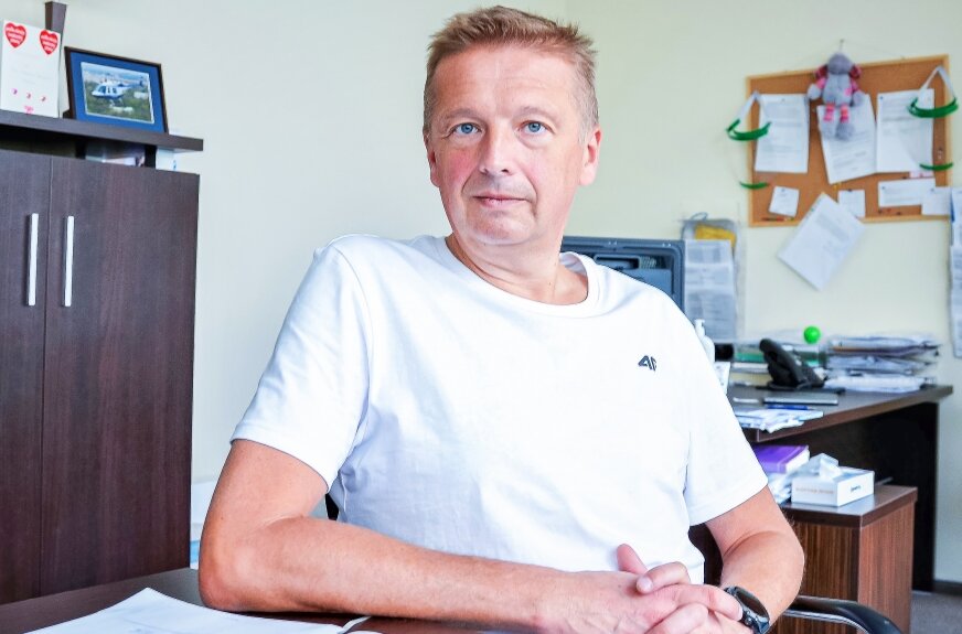 dr n. med. Przemysław Szostek, specjalista urolog, FEBU. Dyplom lekarza uzyskał w 1991 r. w Akademii Medycznej w Warszawie. Doświadczenie zawodowe zdobywał w Klinice Chirurgii Ogólnej i Transplantacyjnej, Klinice Urologii CMKP oraz podczas stażu w Paryżu w 2001 roku. Autor wielu prac naukowych z dziedziny urologii.
Specjalizuje się w endourologii, dużych zabiegach chirurgicznych dróg moczowych, endoskopii urologicznej, uroonkologii, urologii minimalnie inwazyjnej oraz w nowych technikach chirurgicznych w urologii.
Jest członkiem Państwowej Komisji Egzaminacyjnej w dziedzinie urologii. Obecnie pełni funkcję Zastępcy Ordynatora Kliniki Urologii OU ECZ/ KU CMKP.